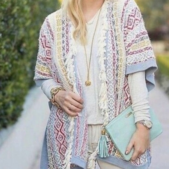 CAbi Sweaters - Cabi Love Carol Siesta Fringed Poncho size M/L